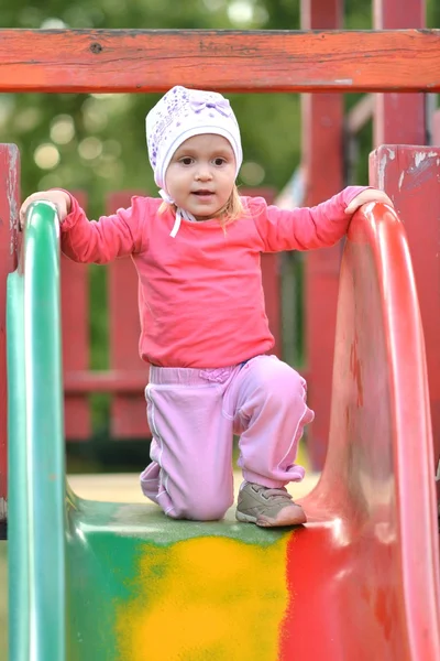 Bambina nel parco giochi all'aperto — Foto Stock