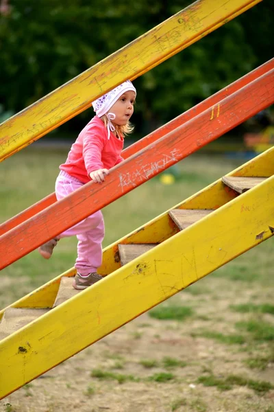 A kültéri játszótér kislány — Stock Fotó