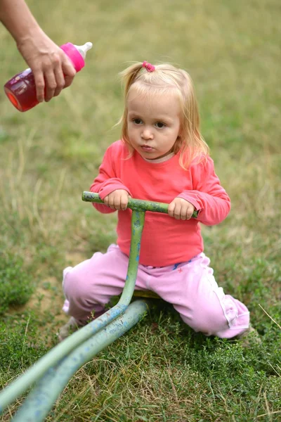 Menina no parque infantil ao ar livre — Fotografia de Stock