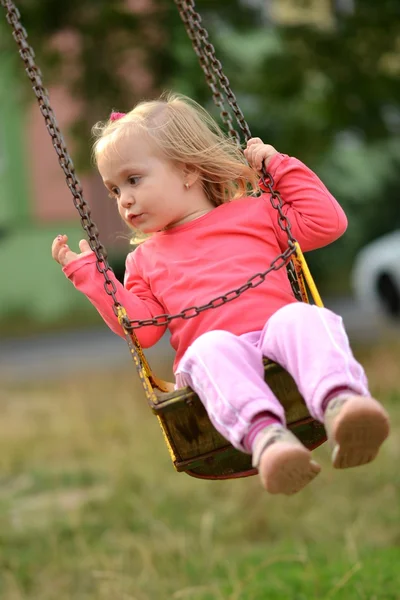 Bébé fille en swing — Photo