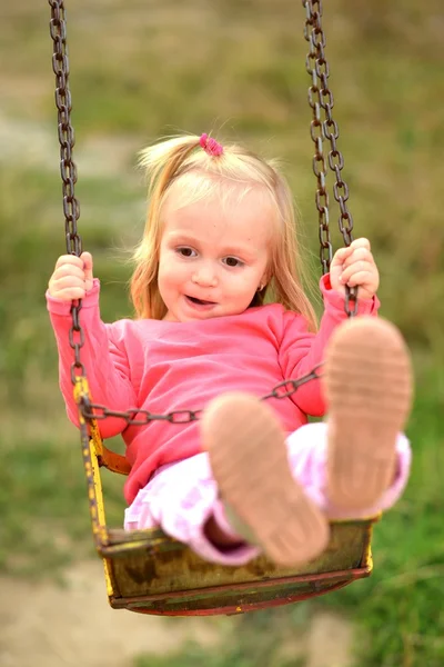 Bambina in altalena — Foto Stock