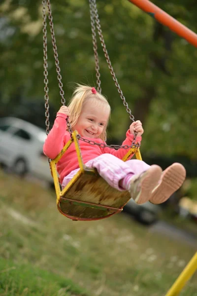 Bebê menina no balanço — Fotografia de Stock