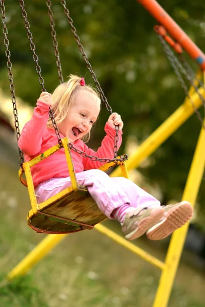 Bébé fille en swing — Photo
