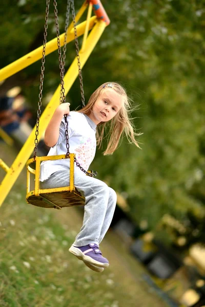 Ragazza giocando sull'altalena — Foto Stock