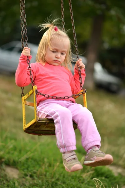 Bébé fille en swing — Photo