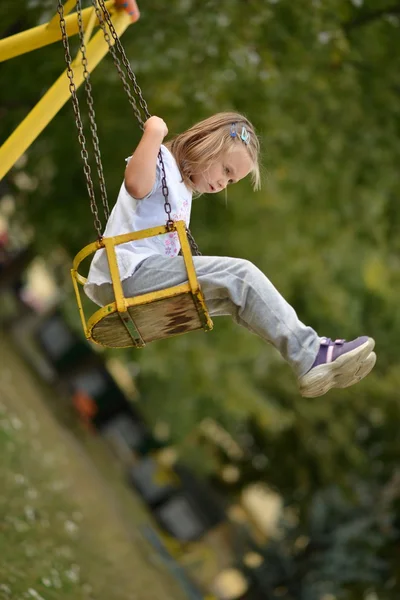 Ragazza giocando sull'altalena — Foto Stock