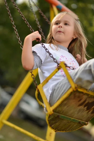 Κορίτσι παιχνίδι σε swing — Φωτογραφία Αρχείου