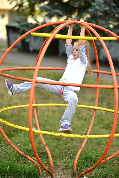 Bambina nel parco giochi all'aperto — Foto Stock