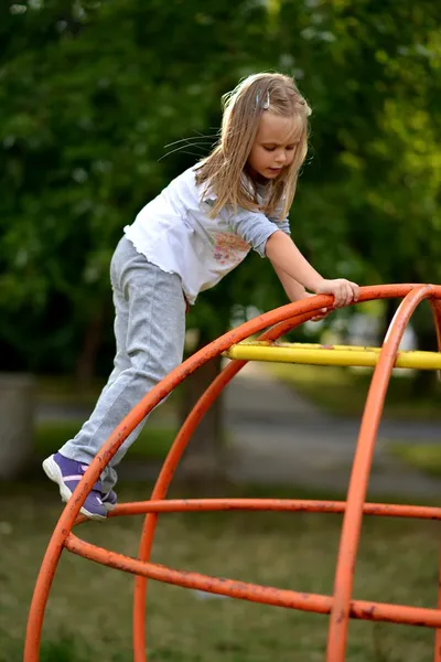 Kleines Mädchen auf Spielplatz im Freien — Stockfoto