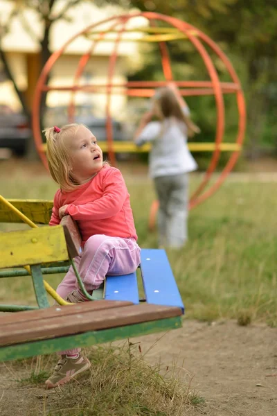 Menina bebê se divertindo — Fotografia de Stock