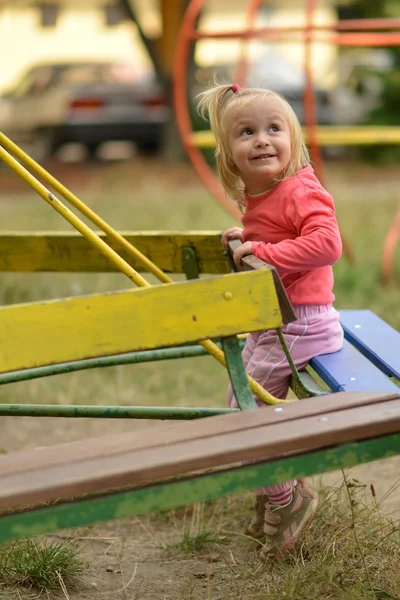 Baby meisje hebben plezier — Stockfoto