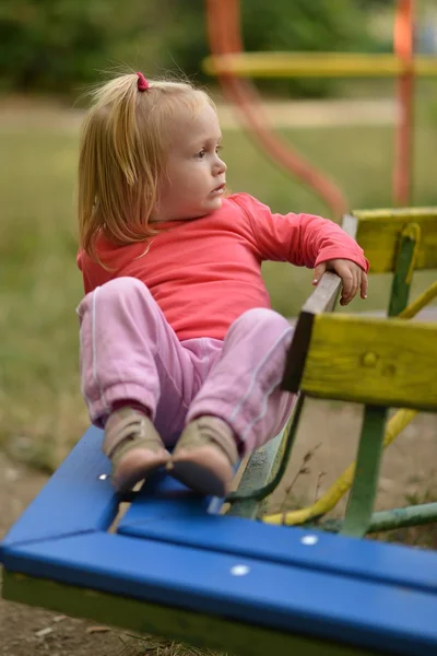 Baby meisje hebben plezier — Stockfoto