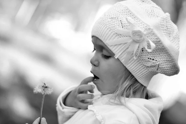 Dítě s Pampeliška — Stock fotografie