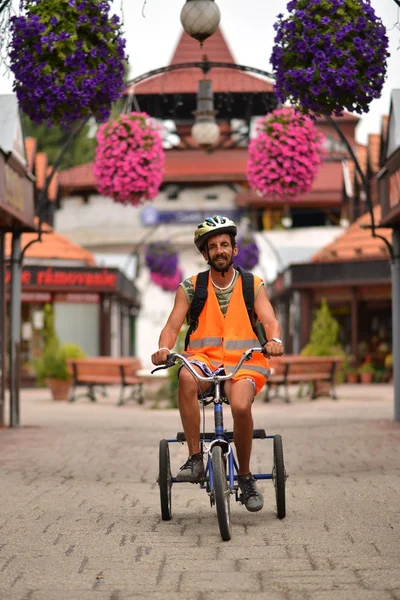 Homme équitation tricycle — Photo