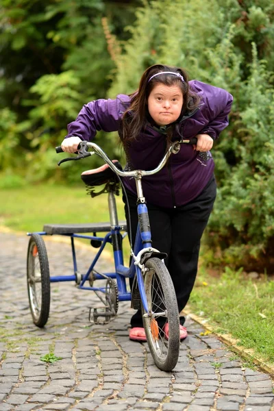 女人骑三轮车 — 图库照片