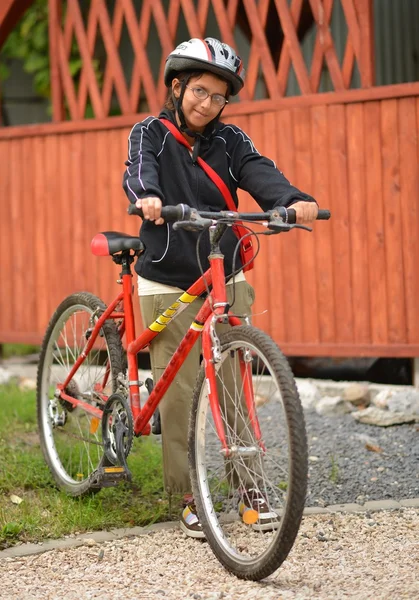 Donna con bicicletta — Foto Stock