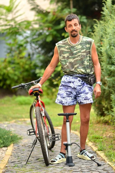 Pompowania opon rowerów — Zdjęcie stockowe