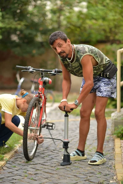 Opblazen van de fiets band — Stockfoto