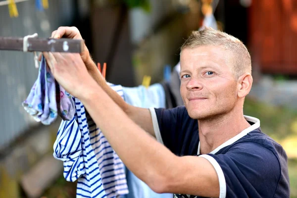 Man hänger kläder — Stockfoto