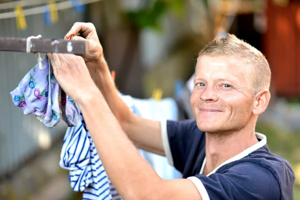 Man hänger kläder — Stockfoto