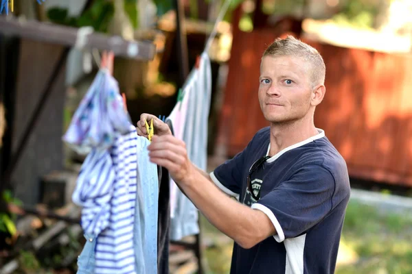 Hombre colgando ropa —  Fotos de Stock