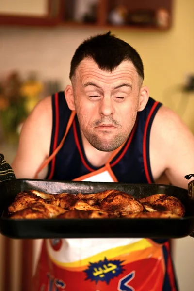 Человек с синдромом Дауна ест барбекю — стоковое фото