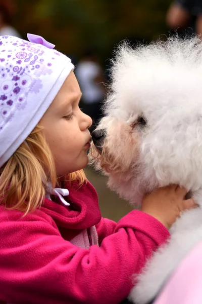 Bambini ragazza baciare il suo cucciolo — Foto Stock