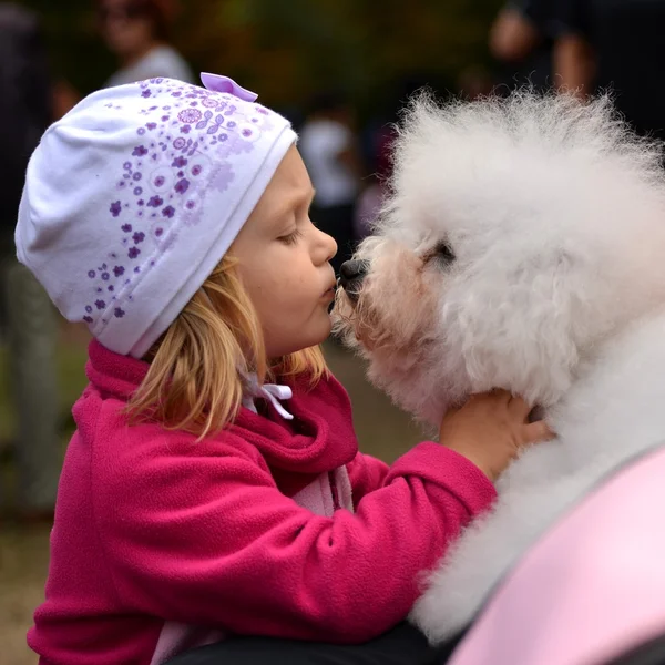 Děti dívka líbání její štěně — Stock fotografie