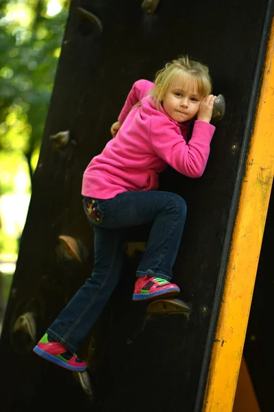 Menina jogar em um parque infantil — Fotografia de Stock