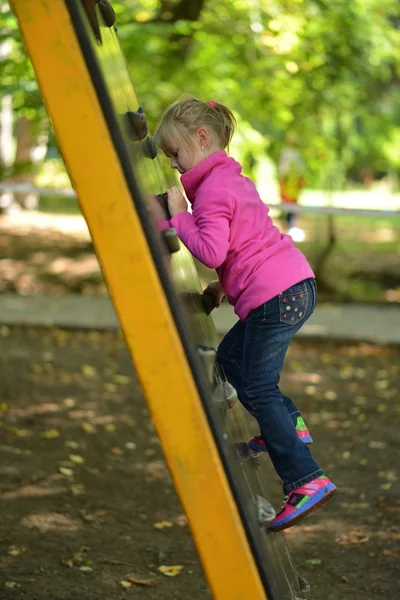 Mädchen spielen auf einem Spielplatz im Park — Stockfoto