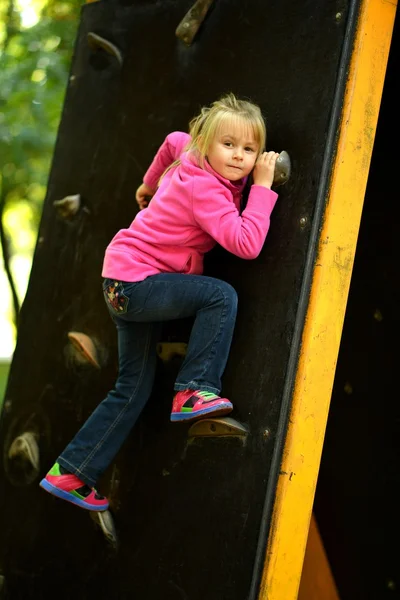 Παιχνίδι κορίτσι σε μια παιδική χαρά πάρκο — Φωτογραφία Αρχείου