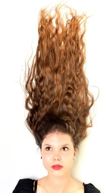 Uzun saçlı kadın.