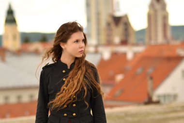 Uzun saçlı kadın.