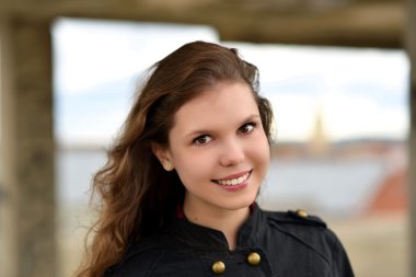 Uzun kahverengi saçlı güzel bir genç kadın.