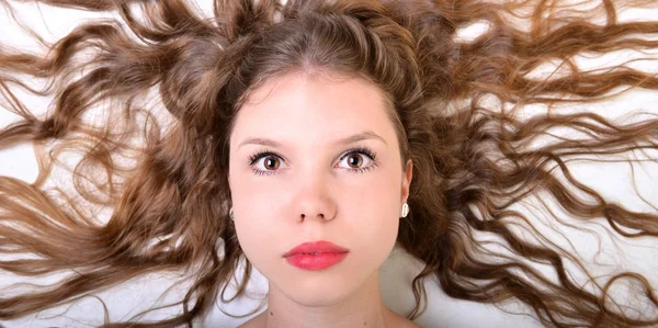 Donna con i capelli lunghi — Foto Stock