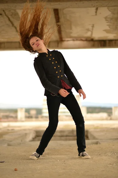 Frau mit langen braunen Haaren. — Stockfoto