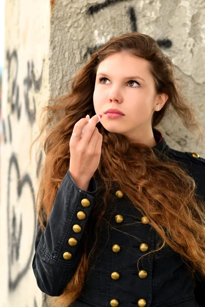 Donna con lunghi capelli castani . — Foto Stock