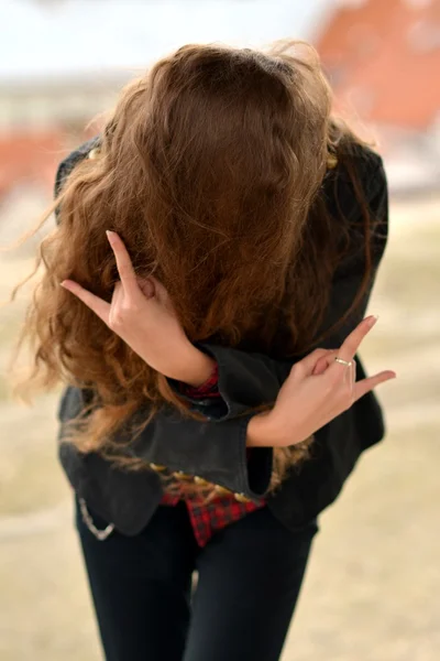 Nő, hosszú barna haja. — Stock Fotó
