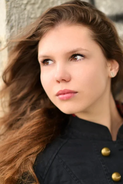 Frau mit langen braunen Haaren. — Stockfoto