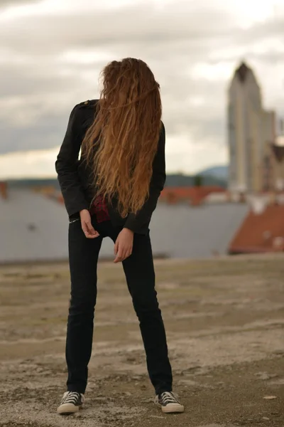 Жінка з довгим коричневим волоссям . — стокове фото