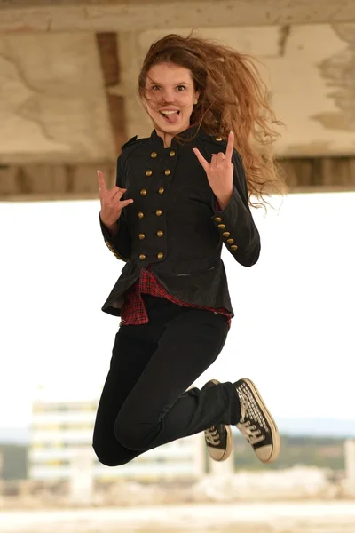 Donna con lunghi capelli castani . — Foto Stock