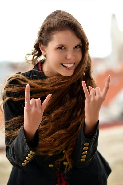 Donna con lunghi capelli castani . — Foto Stock