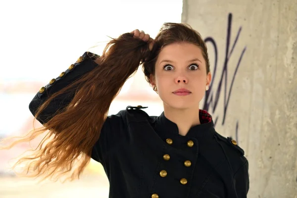 Donna con lunghi capelli castani . — Foto Stock