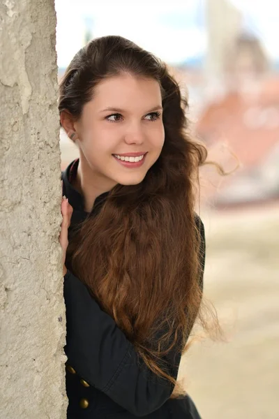 Vacker ung kvinna med långt brunt hår — Stockfoto