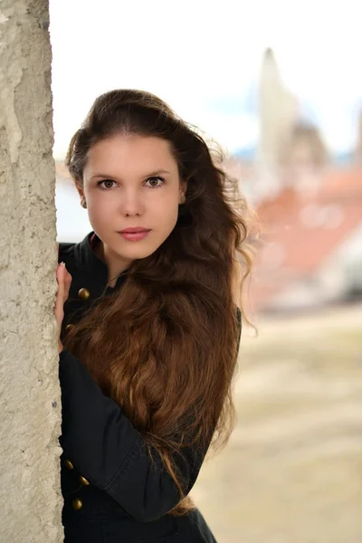 Schöne junge Frau mit langen braunen Haaren — Stockfoto
