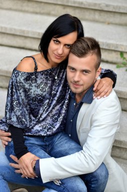 Açık havada aşık genç bir çift