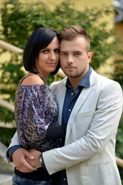 Açık havada aşık genç bir çift