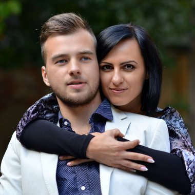 Açık havada aşık genç bir çift
