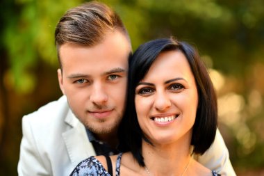 Açık havada aşık genç bir çift