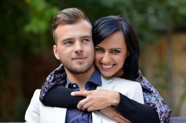 Açık havada aşık genç bir çift